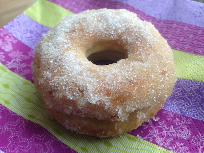 LCHF donuts med smeltet smør og sukrin. Prøv også med mørk chokolade
