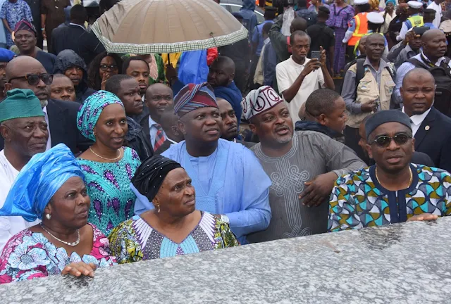 Ambode receives Awolowo family and unveils new 20-feet statue of PA Obafemi Awolowo in Ikeja..