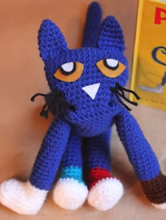 http://translate.google.es/translate?hl=es&sl=en&tl=es&u=http%3A%2F%2Fwww.repeatcrafterme.com%2F2012%2F06%2Fpete-cat-crochet-doll.html