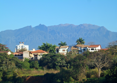 Vista do maçiço rochoso Itatiaia a partir do bairro montese, Resende-RJ