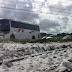 Carreta tomba e espalha carga em pistas da BR-324