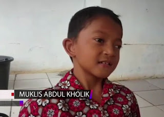 Melewati jalanan terjal dan jembatan bambu tanpa bantuan  Abdul adalah anak asuh pasangan Dadan (50) dan Pipin (45)  Cita-citanya kelak, menjadi pemadam kebakaran