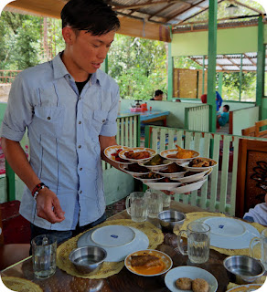 Setiap tempat di Indonesia ini niscaya punya kuliner khas  Terlena KEBLINGER Lezatnya Itiak Lado Mudo