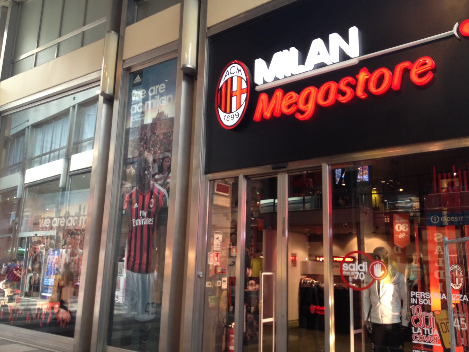 ミラノアルキ Milano Archi Milan Megastore ミラン メガストア 落ち着いた広い店内でacミラン ユニフォーム グッズ を選びたい