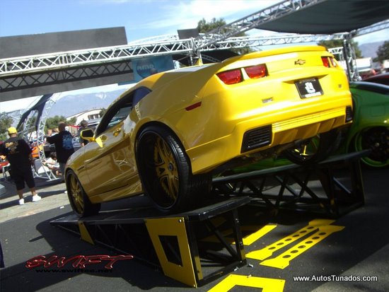 O Camaro tuning ganhou enormes rodas de aro 22 na cor amarelo com preto 