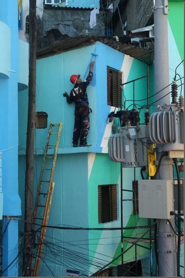 Pinturas coloridas na Favela de Santa Marta no RJ (2)