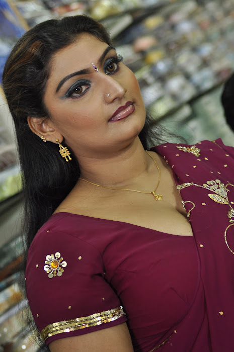 babilona in saree hot images