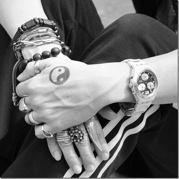 tatuaje_de_yin_yang_monocromatico_en_mao
