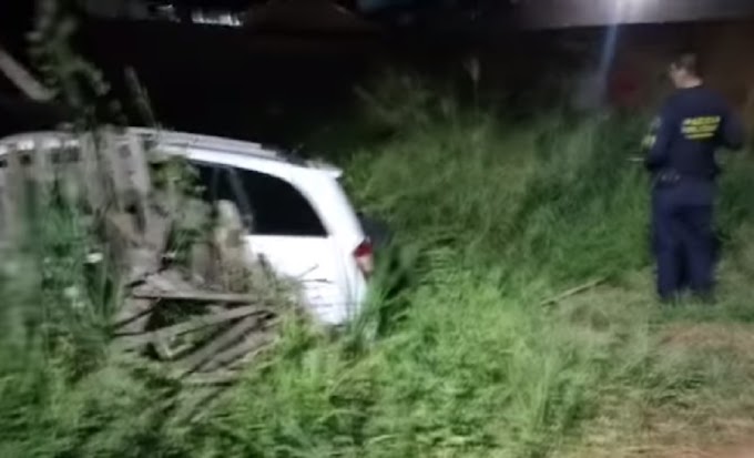 Bandidos fazem assalto em residência e caem com carro dentro de vala