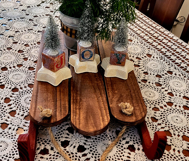 DIY Sled Winter Wonderland Tour. Share NOW. #blog tour, #eclecticredbarn, #Christmas, #decoratedtrays, #trays