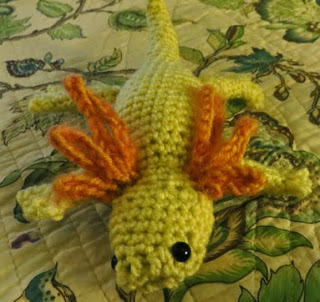 http://translate.google.es/translate?hl=es&sl=en&tl=es&u=http%3A%2F%2Fmagicalmegan28.wordpress.com%2F2014%2F08%2F07%2Fcrochet-axolotl-pattern%2F