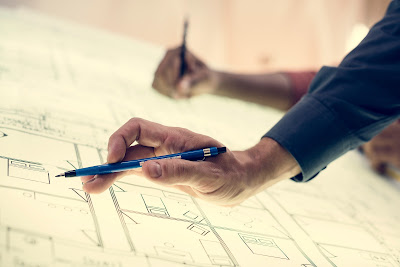Le BIM améliore la coordination entre les équipes MEP, réduisant les conflits entre les systèmes mécaniques, électriques et de plomberie. Il permet une détection précoce des erreurs de conception, ce qui minimise les corrections coûteuses en phase de construction. L'efficacité de la planification est accrue grâce à la visualisation 3D et à la modélisation des scénarios avant le début des travaux.