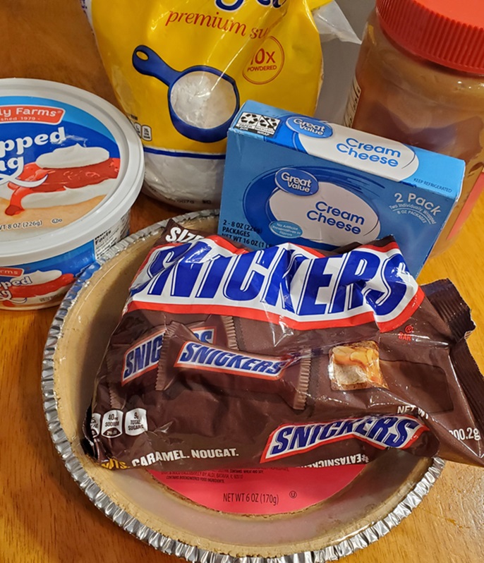 creamy pie ingredients to make a Snicker bar pie