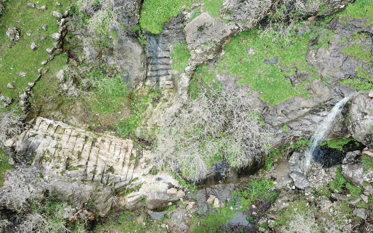 Άποψη του καταρράκτη, της σκάλας και της μεγάλης οδού στο φρούριο. [Credit: Αρχαιολογικό πρόγραμμα Rabana-Merquly]