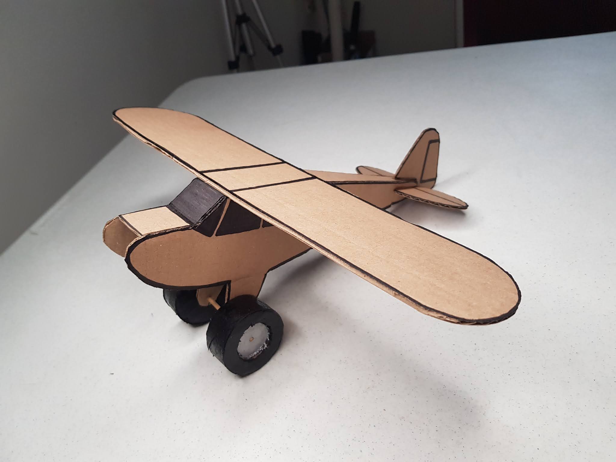 Una maqueta de un avión de cartón y una maqueta de un avión.