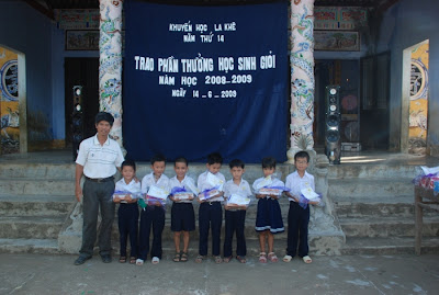 Đại diện hội Khuyến học xã Hương Vinh trao phần thưởng đầu tiên cho khối lớp 2