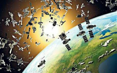 पृथ्वी की कक्षा में भेजे जाने वाले कई उपग्रह, रॉकेट अनेक इलेक्ट्रॉनिक उपकरण वहीं नष्ट हो जाते हैं और ये सूक्ष्म टुकड़ों के रूप में पृथ्वी की कक्षा में घूमते रहते हैं। नासा के अनुसार ‘भारी मात्र में अंतरिक्ष में मृत स्पेस क्राफ्ट, रॉकेट, उपग्रह, प्रक्षेपण यानों के अवशेष व अन्य निष्क्रिय इलेक्ट्रॉनिक उपकरण आदि का मलबा एकत्र हो चुका है, जो भविष्य में घातक सिद्ध हो सकता है।    अतंरिक्ष में बिखरा यह कचरा सिर्फ उपग्रहों की कक्षा में नहीं, बल्कि हमारे वायुमंडल के लिए भी खतरनाक हो सकता है। यदि कोई बड़ा टुकड़ा पूरी तरह से नष्ट हुए बिना हमारे वायुमंडल में प्रवेश कर जाए तो यह विनाशक सिद्ध हो सकता है।    यह कचरा आण्विक अभिक्रिया के माध्यम से संचार व्यवस्था को भी बाधित करने में सक्षम है।  इसके अतिरिक्त यह मलबा उपग्रहों द्वारा प्रदत्त सेवाओं एवं उनके प्रक्षेपण को प्रभावित कर सकता है।    वर्तमान में अंतरिक्ष में मृत व कृत्रिम रूप से निर्मित वस्तुओं की 7,500 टन अनुमानित मात्रा मौजूद है। जिसकी गति 28,000 किमी. प्रति घंटा है जो किसी अंतरिक्ष यान को नष्ट करने के लिए काफी है।    #समाधानः    अंतरिक्ष यान को किसी मिशन के पूरा होने के बाद उसे निष्क्रिय कर देना चाहिये।    इसका निर्माण Design of Demise के तहत करना चाहिए। इस तरह के यान वायुमंडल में पुनः प्रवेश करने पर  स्वतः नष्ट हो जाते हैं।    डिओर्बिटिग सिस्टमः अंतर्राष्ट्रीय दिशा-निर्देशों के तहत किसी मिशन को 25 वर्ष की अवधि पूर्ण कर लेने पर उसे वापस ज़मीन पर लाना।    एक अन्वेषण के तहत हाल ही में अंतर्राष्ट्रीय अंतरिक्ष स्टेशन के लिए SPACEX लांच किया गया यह एक छोटे से उपग्रह की सहायता से अंतरिक्ष मलबे को रिकैप्चर कर लेगा।