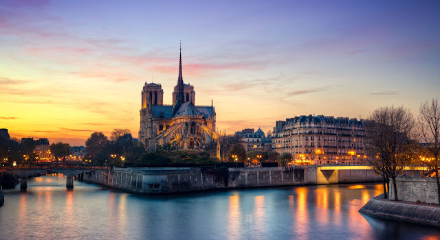 Um dos belos cruzamentos do Rio Sena com os fundos de Catedral Notre-Dame em Paris