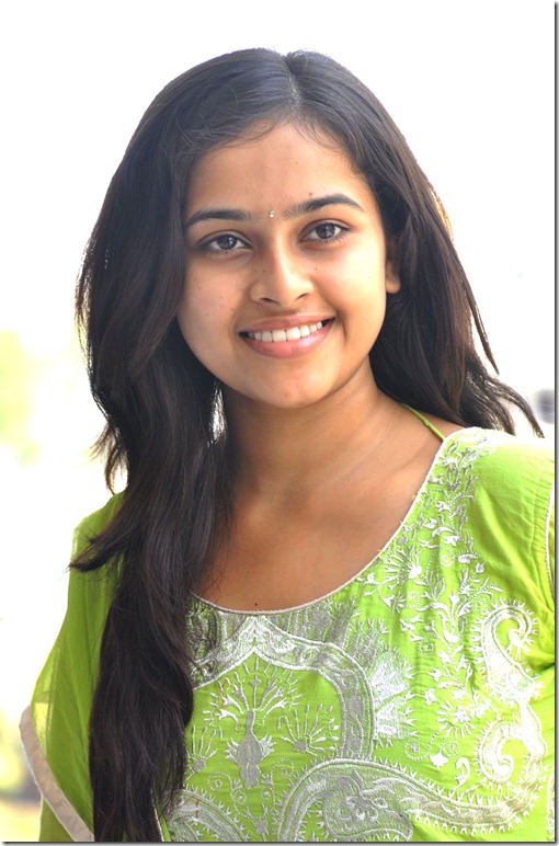 Sri Divya latest Gorgeous photos Mallela Tiramlo press meet