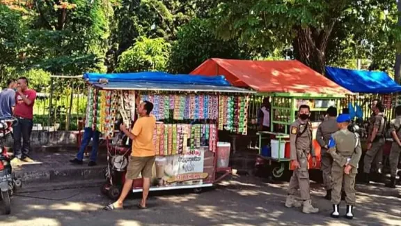 Langgar Perda, Satpol PP Kota Padang Teribkan PKL Tugu Gempa