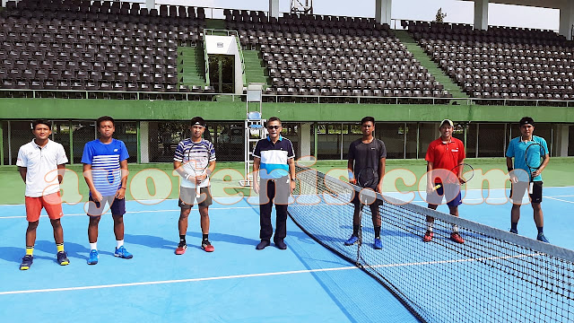 Ketum PP PELTI Rildo Ananda Anwar (tengah) bersama anggota Pelatnas tenis putra Indonesia