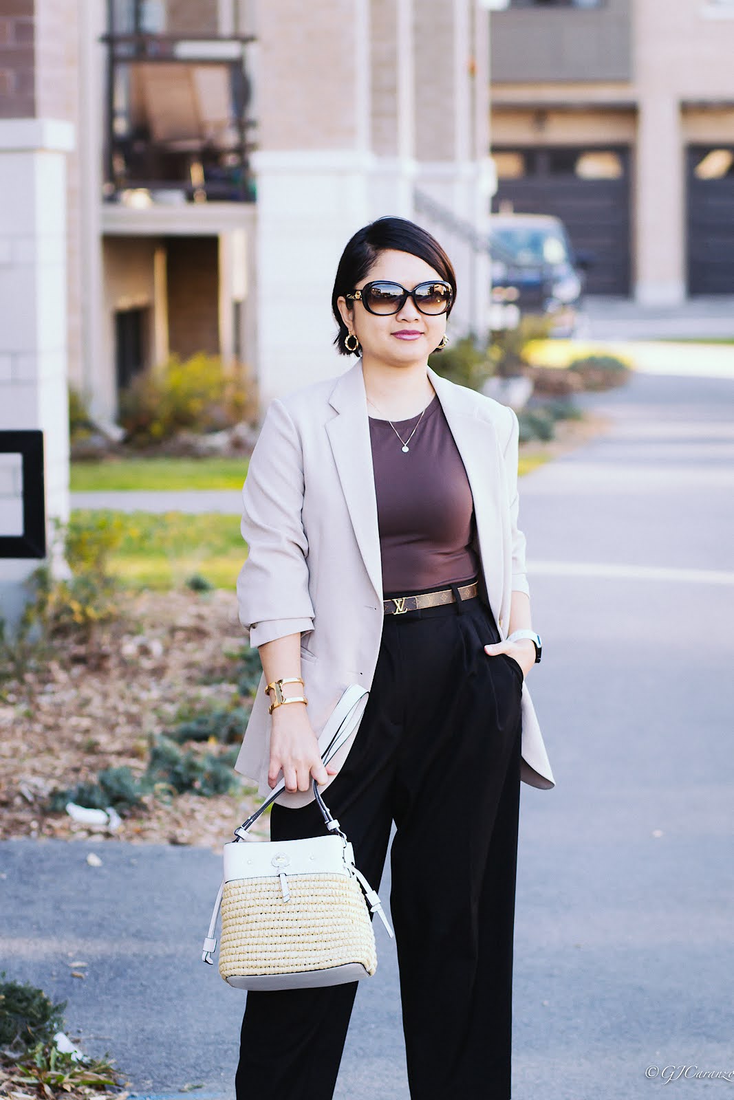 Aritzia Babaton Bodysuit  | Uniqlo Taupe Blazer | Louis Vuitton Reversible Belt | Fall Outfit | Kate Spade Bucket Bag | Petite Fashion | Gucci Sunglasses | Tory Burch Shoes & Bracelet