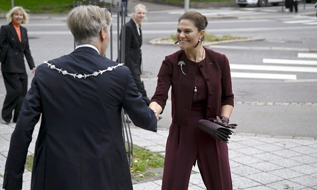 Andiata Kamille wine red trousers. Crown Princess Victoria wore a wine red Kiana blouse by Andiata