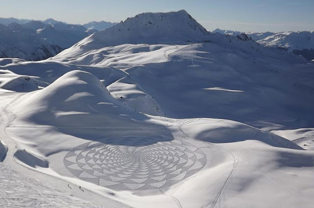 Colossal Snowshoe Art by Simon Beck