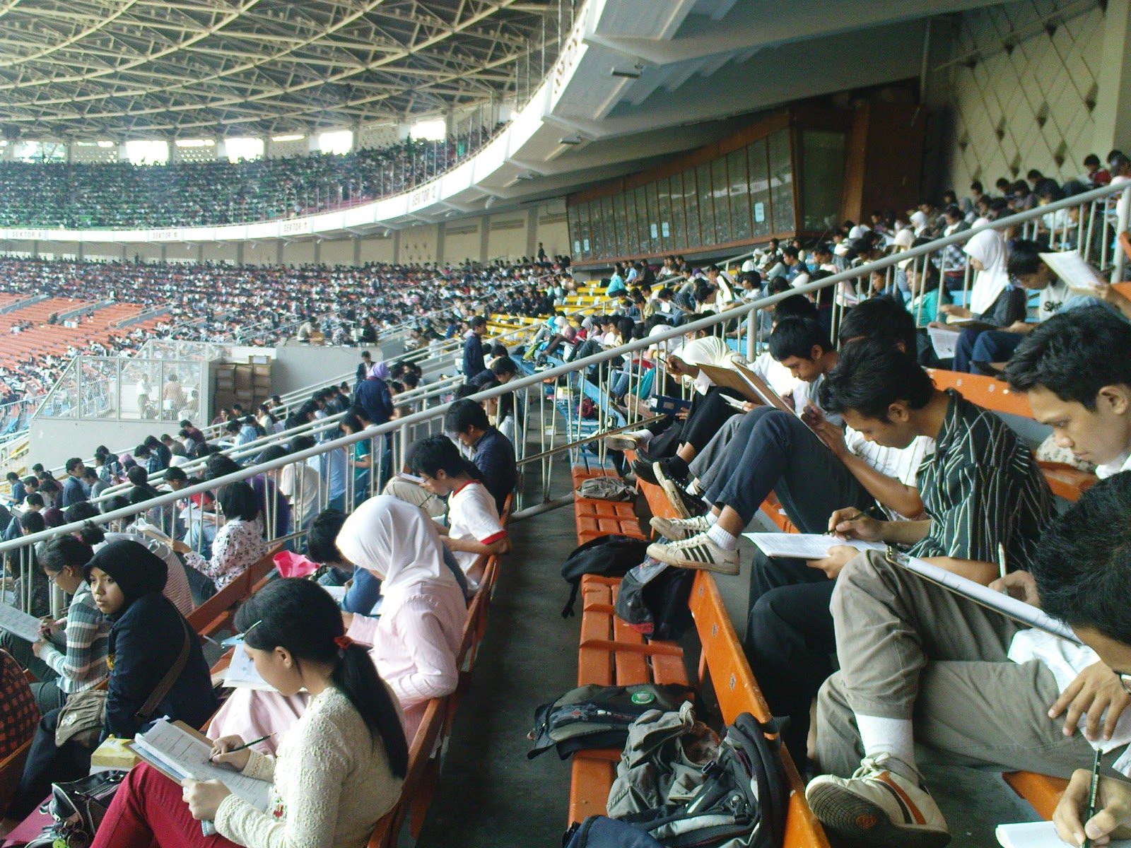 Suasana Ujian Di lokasi Stadion