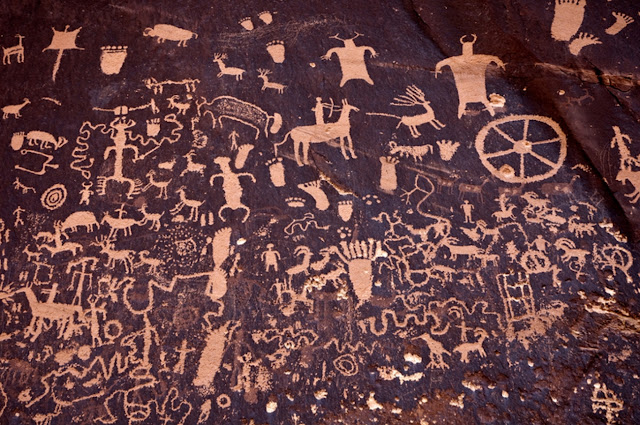 «Фрагмент петроглифов на Газетной скале в штате Юта, недалеко от входа в национальный парк Каньонлендс».