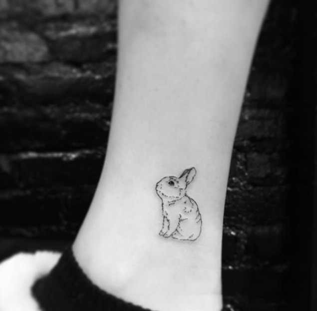 Este minimalista coelho da tatuagem Este minimalista coelho da tatuagem