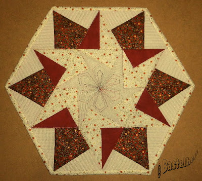 http://bastelhexes-kreativecke.blogspot.de/2015/12/hexagondeckchen-aus-dreiecken.html