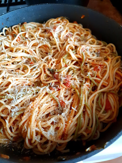 spaghetti al pomodoro, spaghetti z pomidorami,sos pomidorowy,kuchni włoska,cucina italiana, pasta con pomodoro,z kuchni do kuchni,najlepszy blog kulinarny,