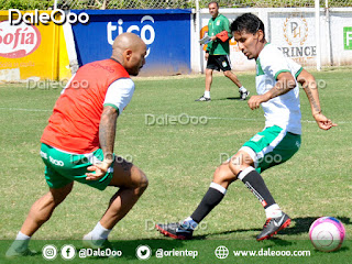 Helmut Gutiérrez y Maximiliano Freitas disputan un balon en la práctica de Oriente Petrolero - DaleOoo