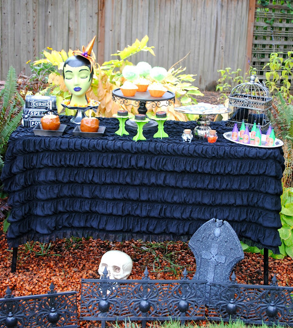 Halloween-dessert-table-party-inspiration 