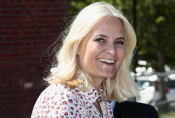Mette-Marit Tjessem Høiby met Crown Prince Haakon at Quart Festival. The couple married on 25 August 2001 at the Oslo Cathedral