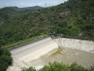 松の木谷池の水は取水口付近にわずかにあるだけだった