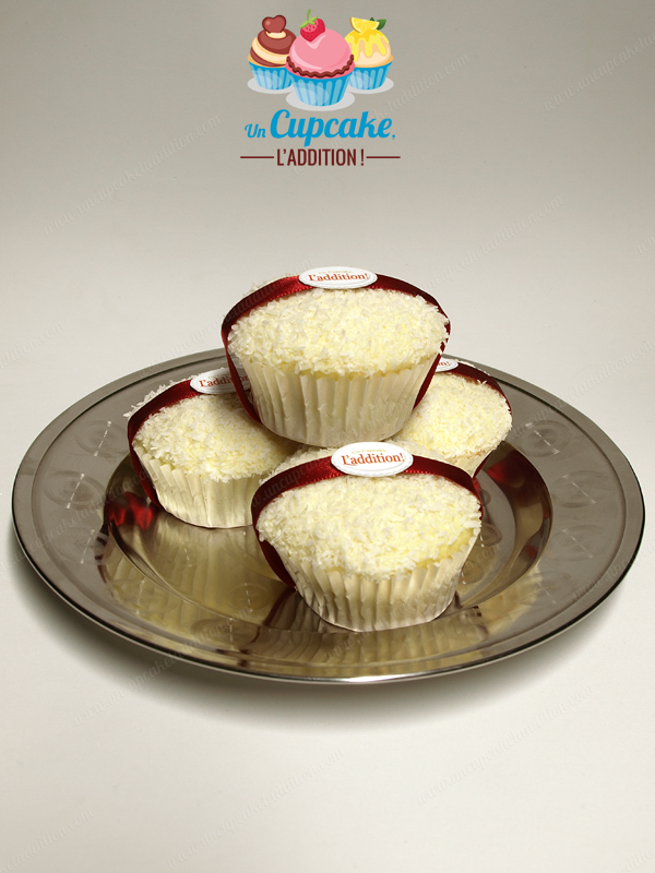 Cupcakes façon Ferrero Raffaello® : génoise ultra-légère, cœur pâte à tartiner chocolat blanc / amandes craquantes et couverture chocolat blanc / coco.