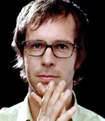 Foto de Ben Folds uniendo las manos