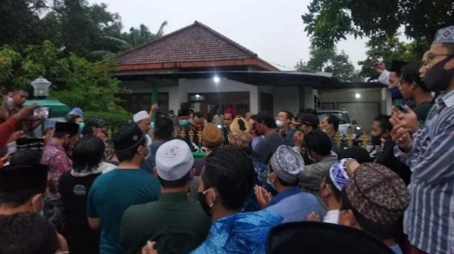 Diduga Hina Kiai, Puluhan Santri Geruduk Rumah Mantan Anggota DPRD Gresik