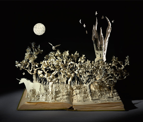 Impressionantes esculturas de papel ilustram a magia e o encanto dos livros