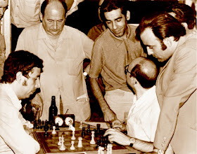 Trofeo de Ajedrez “Dicen...” 1973, analizando una partida de ajedrez