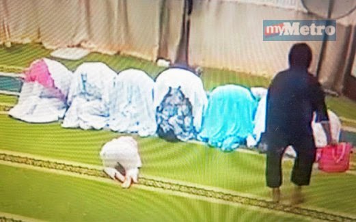 Infojelita Gambar Wanita Curi Handbag Masa Orang Sujud Di 