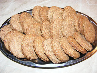 biscuiti, biscuite, biscuiti cu tarate de ovaz, biscuiri de casa, dulciuri, biscuiti cu scortisoara, biscuiti digestivi, biscuiti cu unt, deserturi, biscuiti cu cereale, biscuiti cu ovaz, biscuiti crocanti, retete cofetarie, retete patiserie, prajituri, biscuiti fragezi, biscuiti cu lapte, aluat de biscuiti, cum facem biscuiti de casa, 