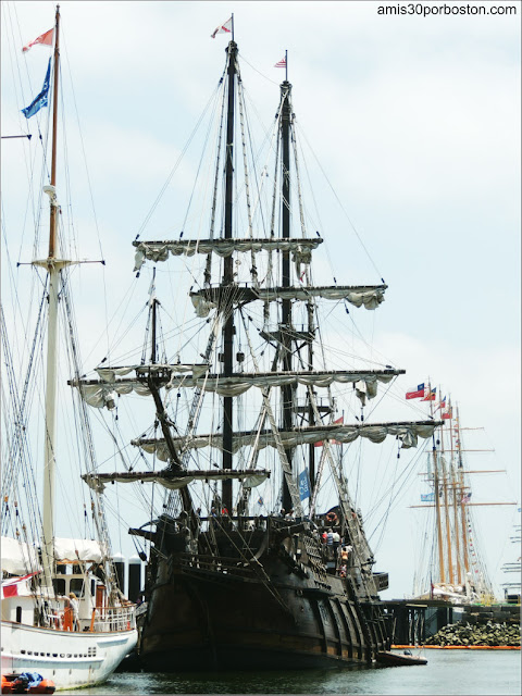 Fan Pier en el Puerto de Boston: El Galeón Andalucía