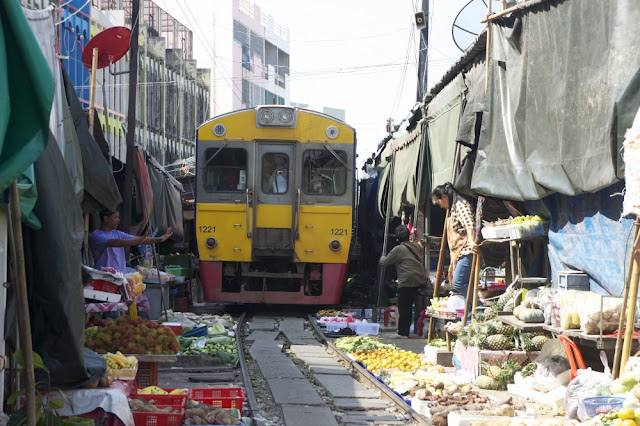 Pasar Kereta Api Maeklong, Thailand