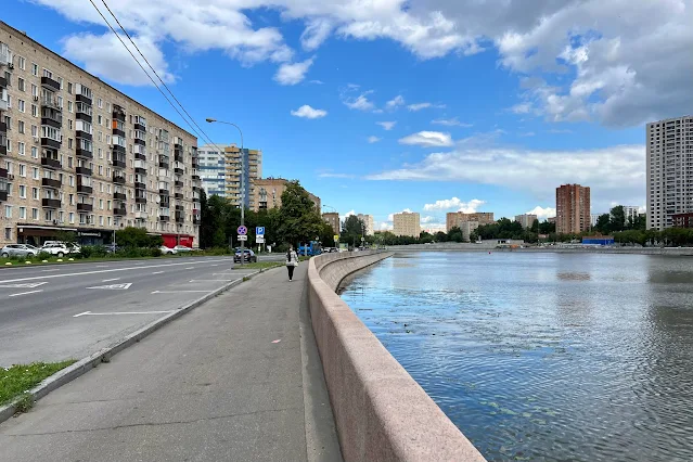 Дербеневская набережная, Москва-река