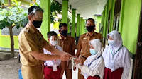 Satgas Covid-19 Waysindi Bagikan Sarana Prokes ke Sekolah