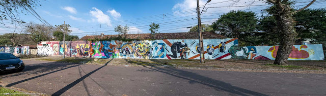 Grande muro com grafites