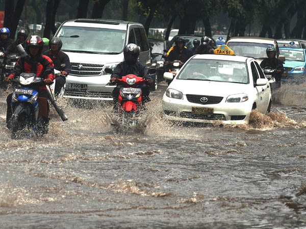 BANJIR JAKARTA, JANGAN SALAHKAN GORONG-GORONG